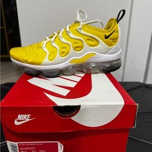 Nike Kids Yellow and White Sneakers